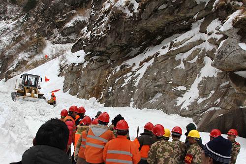 2月14日,在最后的雪阻路段,公路交通部門(mén)和武警交通二支隊(duì)的搶通突擊隊(duì)即將“會(huì)師”。新華社發(fā)(陶佳 攝)