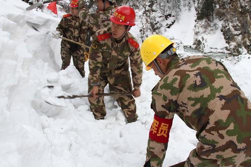 2月14日,武警交通二支隊(duì)的官兵們?cè)谥心峁仿櫪局琳聊究诎兜牡缆飞铣?。新華社發(fā)(陶佳 攝)