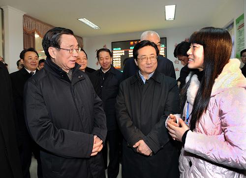 2月11日至15日,中共中央政治局常委、中央紀(jì)委書(shū)記賀國(guó)強(qiáng)先后到浙江衢州、湖州、杭州等地進(jìn)行調(diào)研。這是2月13日,在湖州市安吉縣遞鋪鎮(zhèn)橫山塢村村委會(huì),賀國(guó)強(qiáng)與大學(xué)生村官朱晶晶親切交談。新華社記者 李濤 攝