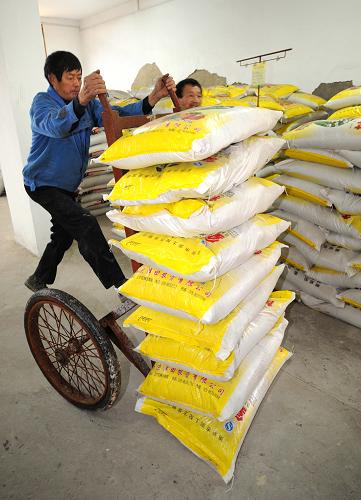2月21日,南京市江寧區(qū)一家農(nóng)資加工配送中心的工人在搬運(yùn)待售的復(fù)混肥料。新華社記者 孫參 攝
