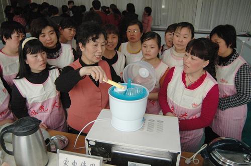 2月21日,在濟(jì)南陽(yáng)光大姐家政服務(wù)培訓(xùn)中心,來(lái)自山東各地的學(xué)員在學(xué)習(xí)為母嬰用品消毒。新華社發(fā)(張振祥攝)