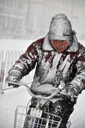 3月30日,在呼倫貝爾牙克石市,一名婦女在風(fēng)雪中騎行。當(dāng)日下午,內(nèi)蒙古扎蘭屯市出現(xiàn)大范圍的風(fēng)雪降溫天氣,呼倫貝爾草原出現(xiàn)明顯降雪,降雪過程伴隨著5級至6級大風(fēng),風(fēng)雪彌漫,能見度不足500米。據(jù)內(nèi)蒙古氣象部門預(yù)測,清明節(jié)小長假期間,內(nèi)蒙古大部分地區(qū)將伴隨風(fēng)雪降溫天氣。 新華社發(fā)(余昌軍 攝)
