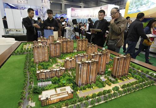 4月5日,觀眾在2012北京春季房地產(chǎn)展示交易會(huì)上參觀房產(chǎn)項(xiàng)目樓盤模型。 當(dāng)日,2012北京春季房地產(chǎn)展示交易會(huì)在北京中國國際貿(mào)易中心開幕。據(jù)介紹,本屆展會(huì)匯集百余國內(nèi)開發(fā)企業(yè)和地產(chǎn)項(xiàng)目參加。根據(jù)主辦方統(tǒng)計(jì),北京本地參展項(xiàng)目近50個(gè),比去年秋季展會(huì)約增長17%。 新華社發(fā)(羅偉 攝)