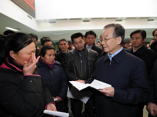 1月24日,中共中央政治局常委、國務(wù)院總理溫家寶前往國家信訪局,與來訪群眾進行面對面交流,了解他們的困難和要求,并就政府工作聽取意見。這是在信訪局接待大廳,溫家寶總理向來訪群眾了解他們的訴求情況。 新華社記者 李濤 攝
