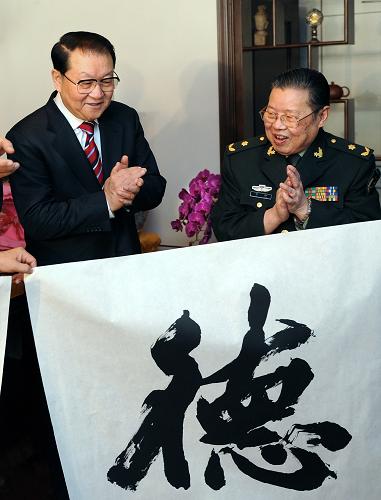 在中華民族傳統(tǒng)佳節(jié)春節(jié)即將到來之際,中共中央政治局常委李長春分別看望了文化界一些知名人士,代表胡錦濤總書記和黨中央向他們表示親切慰問,并向全國廣大文化工作者致以節(jié)日問候和良好祝愿。這是1月25日,李長春來到著名書法家李鐸家中慰問。新華社記者 劉建生 攝