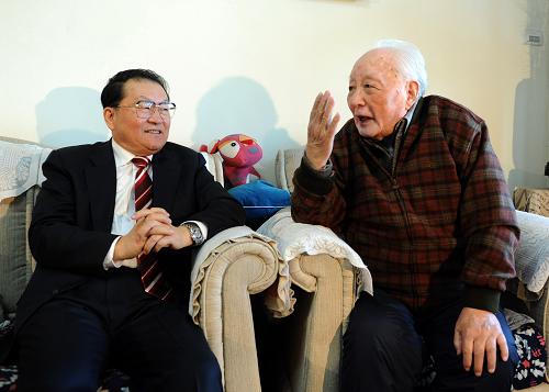 這是1月25日,李長春來到國務(wù)院新聞辦公室原主任朱穆之家中慰問。 新華社記者 劉建生 攝