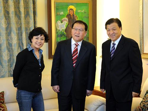 這是1月24日,李長春來到中國作家協(xié)會主席、著名作家鐵凝家中慰問。新華社記者 劉建生 攝