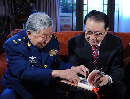 這是1月25日,李長春來到著名劇作家和詞作家閻肅家中慰問。新華社記者 劉建生 攝