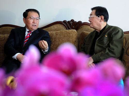 這是1月25日,李長春來到著名導(dǎo)演翟俊杰家中慰問。新華社記者 劉建生 攝