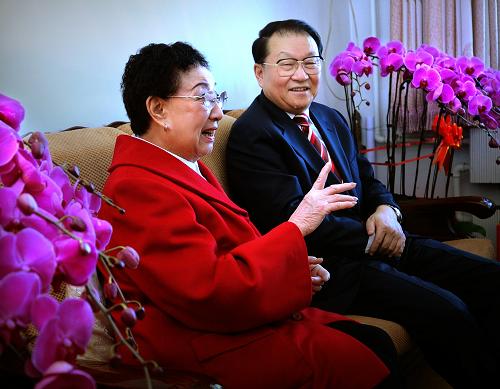 這是1月25日,李長春來到著名京劇表演藝術(shù)家杜近芳家中慰問。新華社記者 劉建生 攝