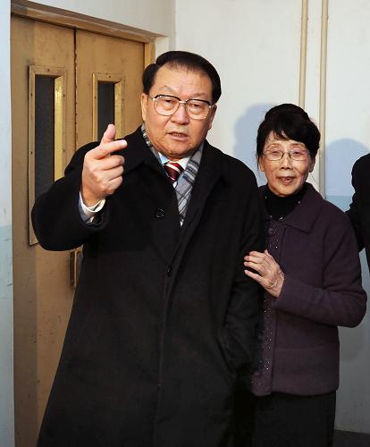 這是1月24日,李長春來到葛蘭家中慰問。葛蘭是新中國第一代播音員。新華社記者 劉建生 攝