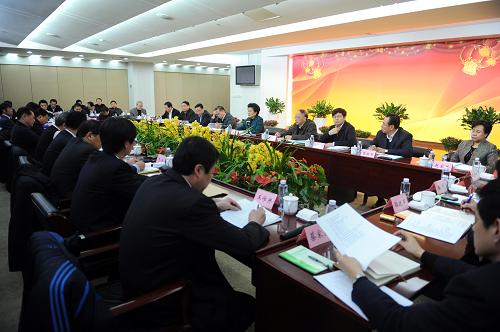 1月28日,中共中央政治局委員、國務(wù)委員劉延?xùn)|到國家體育總局與中國足球新老運(yùn)動(dòng)員、教練員、青少年足球訓(xùn)練基地負(fù)責(zé)人等足球界、教育界、企業(yè)界人士座談。新華社記者 金良快 攝