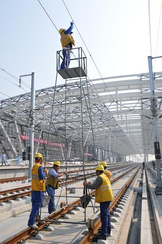2月4日,中鐵電氣化局集團一公司員工在京滬高鐵蘇州北站進行接觸網(wǎng)導(dǎo)線調(diào)整作業(yè)。新華社發(fā)(李朝臻 攝)