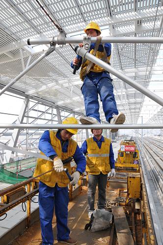2月4日,中鐵電氣化局集團一公司員工在京滬高鐵蘇州北站進行接觸網(wǎng)導(dǎo)線調(diào)整作業(yè)。新華社發(fā)(李朝臻 攝)