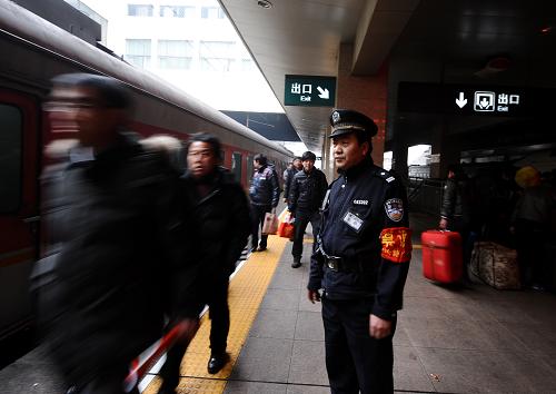2月12日,在太原火車站,K892次列車的乘警王天輝正在維持秩序。新華社記者 燕雁 攝
