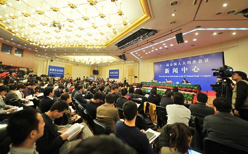 3月7日,十一屆全國人大四次會議記者會在北京梅地亞中心多功能廳舉行,財政部部長謝旭人和財政部副部長王軍就財政政策和有關(guān)問題回答記者提問。新華社記者 岳月偉 攝