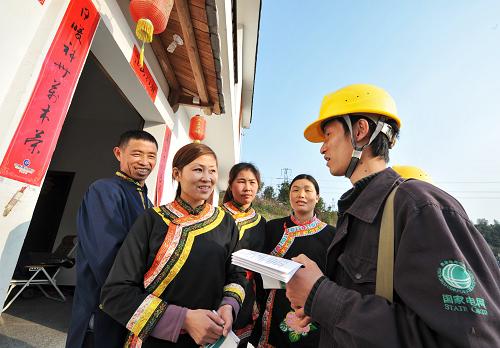 3月7日,國家電網(wǎng)福建省電建二公司的巡線員在福建寧德市蕉城區(qū)向畬族村民宣傳電網(wǎng)維護知識。在福建,每年春季由于春耕的需要及清明節(jié)祭祀用火,較易發(fā)生森林火災(zāi),另外春季大量的降雨也易導致山體滑坡,火災(zāi)和滑坡都會嚴重危及電網(wǎng)安全。針對這種情況,福建省電建二公司職工日夜堅守在條件艱苦的線路巡視一線,并對當?shù)鼐用裥麄飨嚓P(guān)安全知識,確保電網(wǎng)安全運行。新華社記者 張國俊 攝