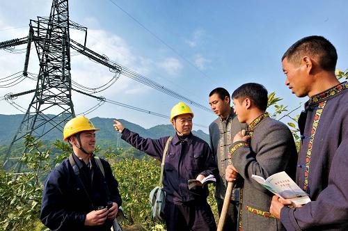 3月7日,國家電網(wǎng)福建省電建二公司巡線員在寧德市蕉城區(qū)上金貝村向村民宣傳電網(wǎng)維護知識。新華社記者 張國俊 攝