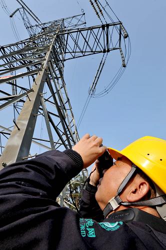 3月7日,國家電網(wǎng)福建省電建二公司巡線員在巡視電網(wǎng)線路。新華社記者 張國俊 攝