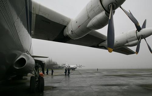 3月11日,從貴陽緊急抽調(diào)的運(yùn)輸機(jī)飛抵成都,準(zhǔn)備馳援盈江地震災(zāi)區(qū)。新華社發(fā)(劉應(yīng)華 攝)