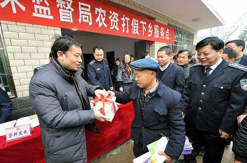 3月11日 ,國(guó)家質(zhì)量監(jiān)督檢驗(yàn)檢疫總局的工作人員在長(zhǎng)沙市望城縣星城鎮(zhèn)回龍村為農(nóng)民發(fā)放《農(nóng)資辨真假正確使用手冊(cè)》。當(dāng)日,國(guó)家質(zhì)量監(jiān)督檢驗(yàn)檢疫總局、湖南省質(zhì)量技術(shù)監(jiān)督局的領(lǐng)導(dǎo)帶隊(duì)來(lái)到長(zhǎng)沙市望城縣星城鎮(zhèn)回龍村開(kāi)展以“農(nóng)資打假進(jìn)鄉(xiāng)村,服務(wù)農(nóng)民到田頭”為主題的“農(nóng)資打假下鄉(xiāng)”活動(dòng)?;顒?dòng)現(xiàn)場(chǎng)開(kāi)展專(zhuān)家咨詢、投訴處理、免費(fèi)檢測(cè)、法制宣傳、農(nóng)業(yè)技術(shù)培訓(xùn)等活動(dòng),并向當(dāng)?shù)剞r(nóng)民群眾贈(zèng)送優(yōu)質(zhì)化肥。與此同時(shí),35臺(tái)滿載假冒偽劣產(chǎn)品的卡車(chē)開(kāi)赴長(zhǎng)沙開(kāi)福區(qū)固體垃圾處理廠進(jìn)行無(wú)害化銷(xiāo)毀。新華社記者 何俊昌 攝
