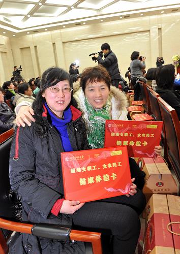3月18日,兩位女職工領(lǐng)到困難女職工、女農(nóng)民工健康體檢卡。 當日,全國女職工“關(guān)愛行動”啟動儀式在北京舉行,正式拉開在全國范圍內(nèi)實施女職工“關(guān)愛行動”的序幕。2011年,全國總工會撥出4000萬元專項資金,實施對單親困難女職工和女農(nóng)民工的重點幫扶,為困難企業(yè)女職工和女農(nóng)民工開展“兩癌”檢查。 新華社記者 何俊昌 攝