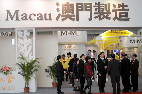 3月18日,參觀者在活力澳門(mén)推廣展上參觀。 當(dāng)日,江蘇澳門(mén)周暨活力澳門(mén)推廣展在南京國(guó)際展覽中心開(kāi)幕。本次展覽面積達(dá)1.5萬(wàn)平方米,展位近300個(gè),澳門(mén)百余家企業(yè)帶著特色食品、工藝品、電子品、服飾與家居產(chǎn)品等與南京民眾見(jiàn)面。同時(shí),為加強(qiáng)澳門(mén)與江蘇企業(yè)的對(duì)接,本次推廣周上特別增設(shè)了“南京采購(gòu)商展區(qū)”和“澳門(mén)文化創(chuàng)意展區(qū)”,以增進(jìn)民眾對(duì)澳門(mén)的了解和蘇澳商貿(mào)文化互動(dòng)。 新華社記者韓瑜慶攝