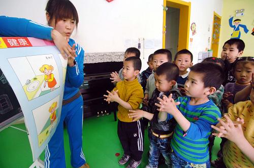 4月7日,寧夏銀川啟明星第三幼兒園的老師正在教小朋友洗手的步驟。當(dāng)日是世界衛(wèi)生日,寧夏銀川市啟明星第三幼兒園組織小朋友們學(xué)習(xí)正確的洗手方式,讓小朋友們認(rèn)識(shí)到講衛(wèi)生的重要性,養(yǎng)成良好的衛(wèi)生習(xí)慣。