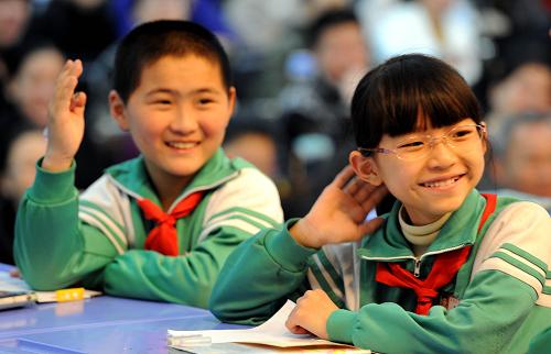 4月8日,福建省大田縣實(shí)驗(yàn)小學(xué)五年級(jí)學(xué)生在觀摩課上。當(dāng)日,福建省首屆“先學(xué)后教·高效課堂”教學(xué)觀摩與研討會(huì)在大田縣舉行。2009年起,大田縣在全縣范圍內(nèi)推行“先學(xué)后教·高效課堂”教學(xué)模式,為孩子們創(chuàng)造愿學(xué)、樂(lè)學(xué)、會(huì)學(xué)、善學(xué)的課堂氛圍,培養(yǎng)孩子們的自主創(chuàng)新能力。