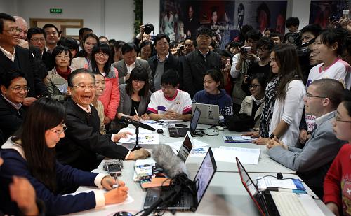 近日,中共中央政治局常委、國務院總理溫家寶在浙江就經(jīng)濟運行情況進行調研。這是4月8日,溫家寶來到寧波諾丁漢大學看望中外師生,并與他們進行座談。新華社記者 姚大偉 攝