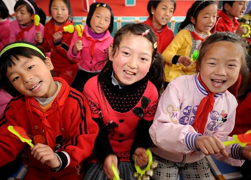 陜西省寧強(qiáng)縣高寨子鎮(zhèn)羅村壩小學(xué)三年級(jí)的學(xué)生在上音樂課(4月12日攝)。“5·12”汶川特大地震給這所小學(xué)帶來了巨大的破壞,在天津市的援建幫助下,新建校舍于2009年秋季投入使用。新華社記者 劉瀟 攝