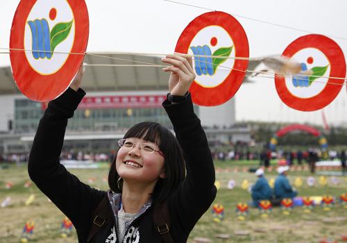 4月17日,一名少女在濰坊國際風(fēng)箏會放飛大賽賽場參加放風(fēng)箏比賽。新華社發(fā)(畢華明 攝)