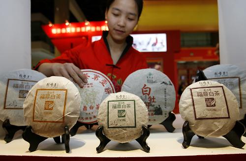4月20日,工作人員在“茶博會”上布置展臺。當日,為期3天的2011中國(北京)國際茶業(yè)及茶藝博覽會(茶博會)在北京展覽館舉行。來自國內(nèi)外的百余家參展商帶來西湖龍井、婺源綠茶、普洱等品種的茶葉供參觀者挑選、品嘗。新華社發(fā)(趙冰 攝)