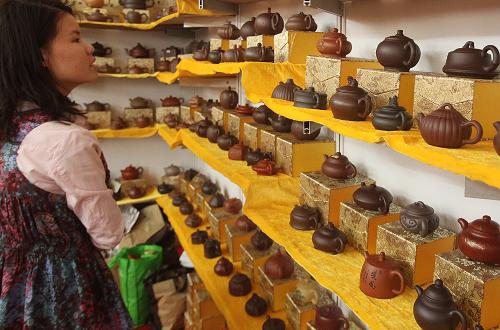 4月20日,一名參觀者在北京“茶博會”上參觀茶具。新華社發(fā)(王丹 攝)
