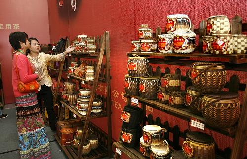 4月20日,參展商在“茶博會”上向顧客介紹茶葉。新華社發(fā)(趙冰 攝)