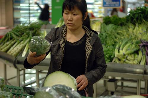 4月28日,消費(fèi)者在杭州一家超市內(nèi)選購西蘭花。新華社記者 黃宗治 攝