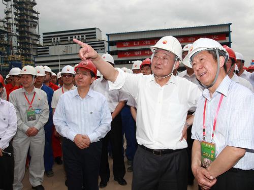 4月28日至29日,中共中央政治局常委、全國人大常委會(huì)委員長吳邦國在廣西壯族自治區(qū)百色市田東縣調(diào)研。這是4月29日,吳邦國來到中石油援建的廣西田東煉油裝置項(xiàng)目工地,了解企業(yè)結(jié)構(gòu)調(diào)整和節(jié)能降耗等情況。 新華社記者 劉衛(wèi)兵 攝