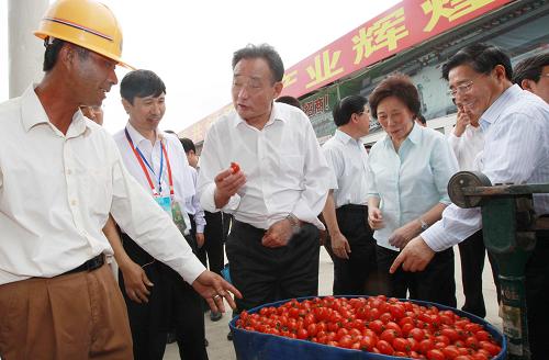 這是4月29日,吳邦國來到田東縣新亞東農(nóng)產(chǎn)品物流中心,了解市場蔬菜供應(yīng)、價(jià)格和百姓購買等情況。 新華社記者 劉衛(wèi)兵 攝