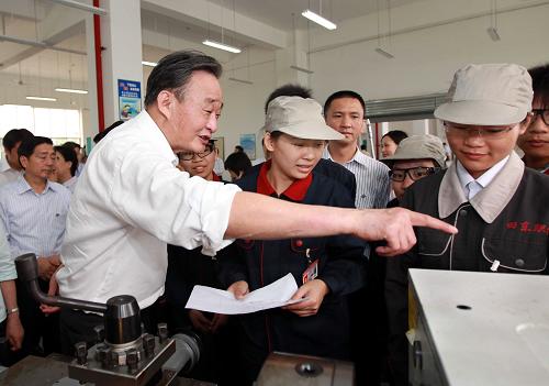 這是4月29日,吳邦國來到田東職業(yè)技術(shù)學(xué)校調(diào)研,詢問正在學(xué)習(xí)機(jī)械操作的學(xué)生職業(yè)技術(shù)培訓(xùn)有關(guān)情況。新華社記者 劉衛(wèi)兵 攝