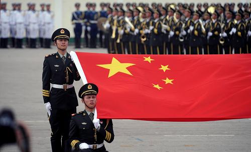 5月2日,在新圍“ 軍營(yíng)開放日”活動(dòng)中,儀仗隊(duì)官兵在舉行升國(guó)旗儀式。當(dāng)日,為慶祝“五一”國(guó)際勞動(dòng)節(jié),解放軍駐港部隊(duì)繼續(xù)開放石崗軍營(yíng)和新圍軍營(yíng),眾多香港市民前往參觀。新華社記者 陳曉偉 攝
