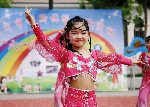 迎接六一節(jié) 歡樂(lè)共分享 5月21日,寧夏銀川青少年宮的孩子在銀川穆斯林孤兒院表演節(jié)目。 當(dāng)日,寧夏銀川青少年宮的孩子們來(lái)到銀川市穆斯林孤兒院,與這里的孩子們一起舉行了一場(chǎng)慶祝“六一兒童節(jié)”聯(lián)歡活動(dòng)。在活動(dòng)現(xiàn)場(chǎng),孩子們唱歌、跳舞、一起游戲,共同提前分享六一兒童節(jié)帶來(lái)的歡樂(lè)。 新華社記者 彭昭之 攝