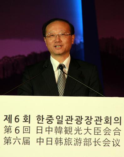 第六屆中日韓旅游部長會議在韓召開 5月28日,在韓國平昌,中國國家旅游局局長邵琪偉在第六屆中日韓旅游部長會議開幕式上致辭。 當(dāng)日,第六屆中日韓旅游部長會議在韓國平昌開幕。中國國家旅游局局長邵琪偉、韓國文化體育觀光部長官鄭炳國和日本國土交通大臣大畠章宏參加會議。 新華社記者 何璐璐攝