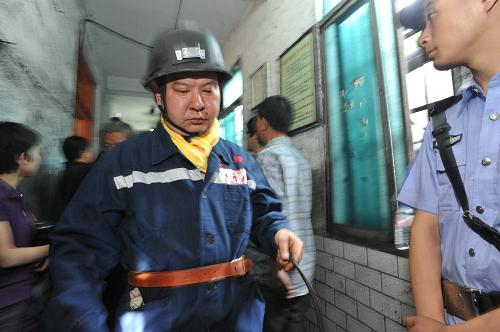 貴陽富宏煤礦透水事故仍有12人被困井下 5月29日,救援人員進(jìn)入事故礦井進(jìn)行救援。 當(dāng)日9時10分,貴陽市金陽新區(qū)朱昌鎮(zhèn)富宏煤礦發(fā)生透水事故。截至記者18時30分發(fā)稿,經(jīng)核實,仍有12名人員被困井下,搶險救援工作正在緊張有序進(jìn)行。事故調(diào)查組分析現(xiàn)場情況認(rèn)為,這是一起典型的責(zé)任事故。 新華社記者 歐東衢 攝