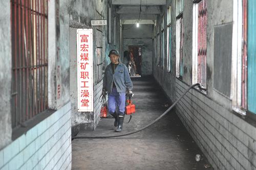 5月29日,救援人員在做救援準(zhǔn)備。 當(dāng)日9時10分,貴陽市金陽新區(qū)朱昌鎮(zhèn)富宏煤礦發(fā)生透水事故。截至記者18時30分發(fā)稿,經(jīng)核實,仍有12名人員被困井下,搶險救援工作正在緊張有序進(jìn)行。事故調(diào)查組分析現(xiàn)場情況認(rèn)為,這是一起典型的責(zé)任事故。 新華社記者 歐東衢 攝