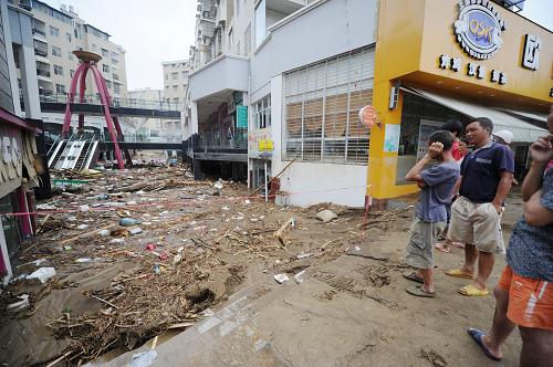 6月7日,望謨縣城街頭一處低洼地段形成了嚴重的積淤,大量雜物漂浮在街上。在貴州省望謨縣遭受暴雨洪災(zāi)的第二天,洪水退去后留下了大量泥沙、樹枝等雜物,縣城部分地段還出現(xiàn)內(nèi)澇。當?shù)亟M織消防、武警、民兵預(yù)備役等330多人,6日已趕到縣城,連夜全力清淤,確保高考順利進行。截至7日4時,此次洪澇災(zāi)害已經(jīng)造成望謨縣14人死亡,35人失蹤。新華社記者 劉續(xù) 攝