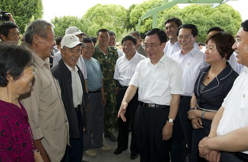 這是6月13日,賀國強來到新疆生產建設兵團農四師62團7連看望慰問兵團干部職工。新華社記者 黃敬文 攝