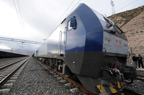 這是6月23日拍攝的青藏鐵路西格段上的和諧型電力機(jī)車。新華社記者 侯德強(qiáng) 攝