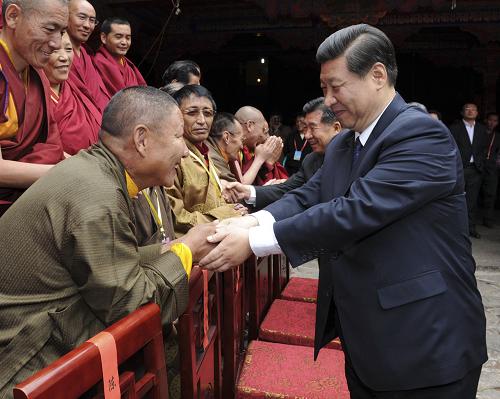 7月20日,正在拉薩出席西藏和平解放60周年慶?;顒?dòng)的中共中央政治局常委、國家副主席、中央軍委副主席、中央代表團(tuán)團(tuán)長習(xí)近平,來到大昭寺,看望慰問西藏宗教界愛國人士。新華社記者 謝環(huán)馳 攝