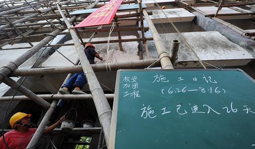 7月21日,在五河縣小溪中心小學(xué),工人在進(jìn)行校舍改造工作。為加固改造中小學(xué)校舍,提高中小學(xué)校舍防震能力和綜合防災(zāi)能力,2011年安徽省五河縣計(jì)劃投入資金9962萬元,實(shí)施“校安工程”項(xiàng)目131個(gè),總面積達(dá)177671平方米。目前,改造工程緊張進(jìn)行,以確保中小學(xué)如期開學(xué)。新華社記者 劉軍喜 攝