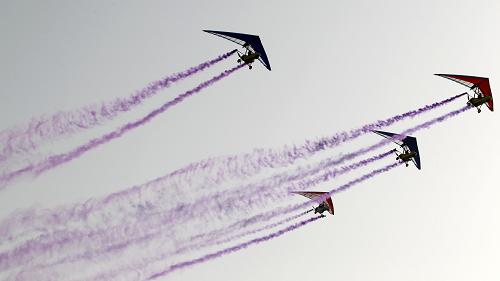 航空——航空滑翔節(jié)繼續(xù)在嘉峪關(guān)市舉行 7月23日,飛行員駕駛動(dòng)力三角翼在嘉峪關(guān)市東湖公園上空表演。當(dāng)日,由國(guó)家體育總局航空無(wú)線(xiàn)電模型運(yùn)動(dòng)管理中心、甘肅省人民政府和中國(guó)航空運(yùn)動(dòng)協(xié)會(huì)主辦的2011年中國(guó)嘉峪關(guān)航空滑翔節(jié)繼續(xù)甘肅省嘉峪關(guān)市。 新華社記者王麗莉攝